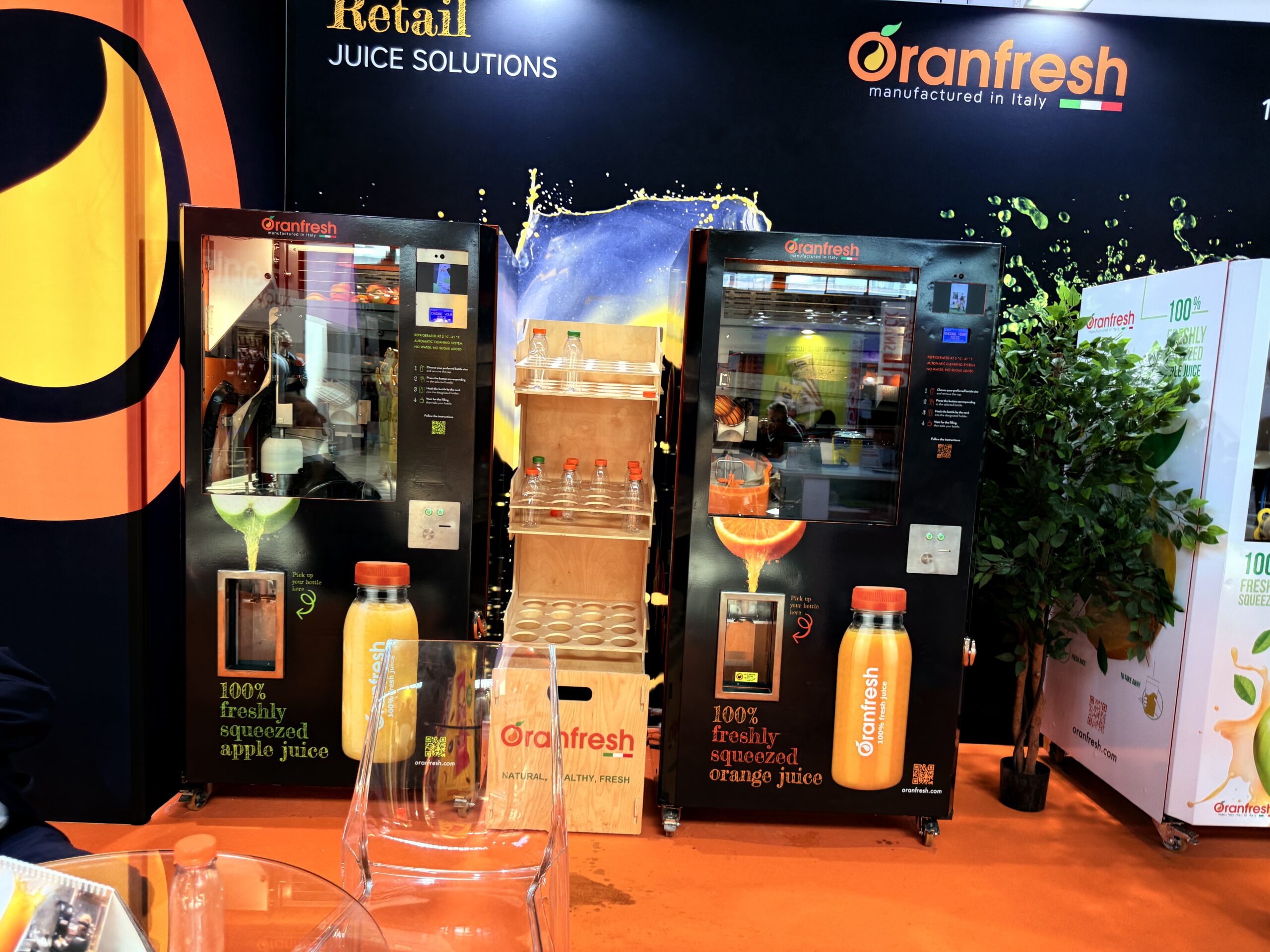 Fresh juice vending machine branding, 100 percent freshly squeezed with no sugar added
